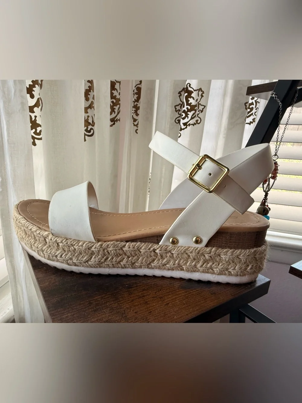 Soda Women’s White Flatform Sandals, size 9